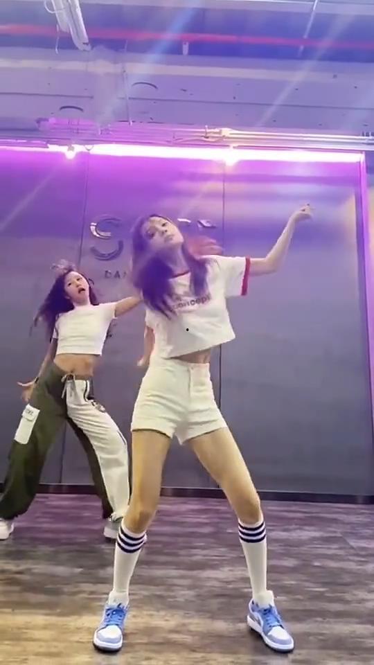 跳舞扭腰视频,跟随扭腰视频感受舞蹈魅力